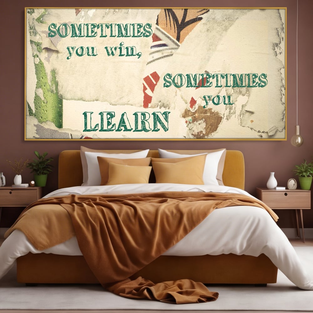 Tablou canvas cu tablou canvas cu mesaj motivational, in rama de aluminiu auriu, pe perete intr-un dormitor